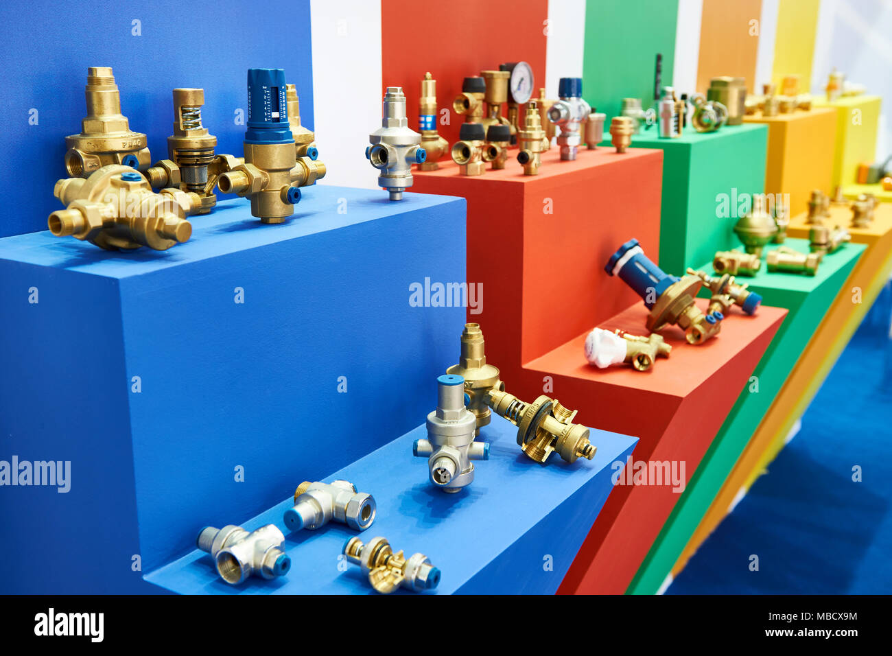 I rubinetti e le valvole e i raccordi su apparecchiature sanitarie exhibition Foto Stock