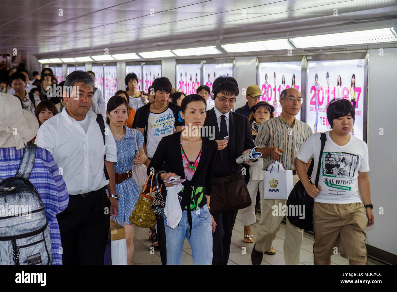 Tokyo Giappone,Asia,Oriente,Shinjuku,Stazione Shinjuku,metropolitana,treno,treno,passeggeri passeggeri passeggeri motociclisti,asiatici immigrati etnici Foto Stock