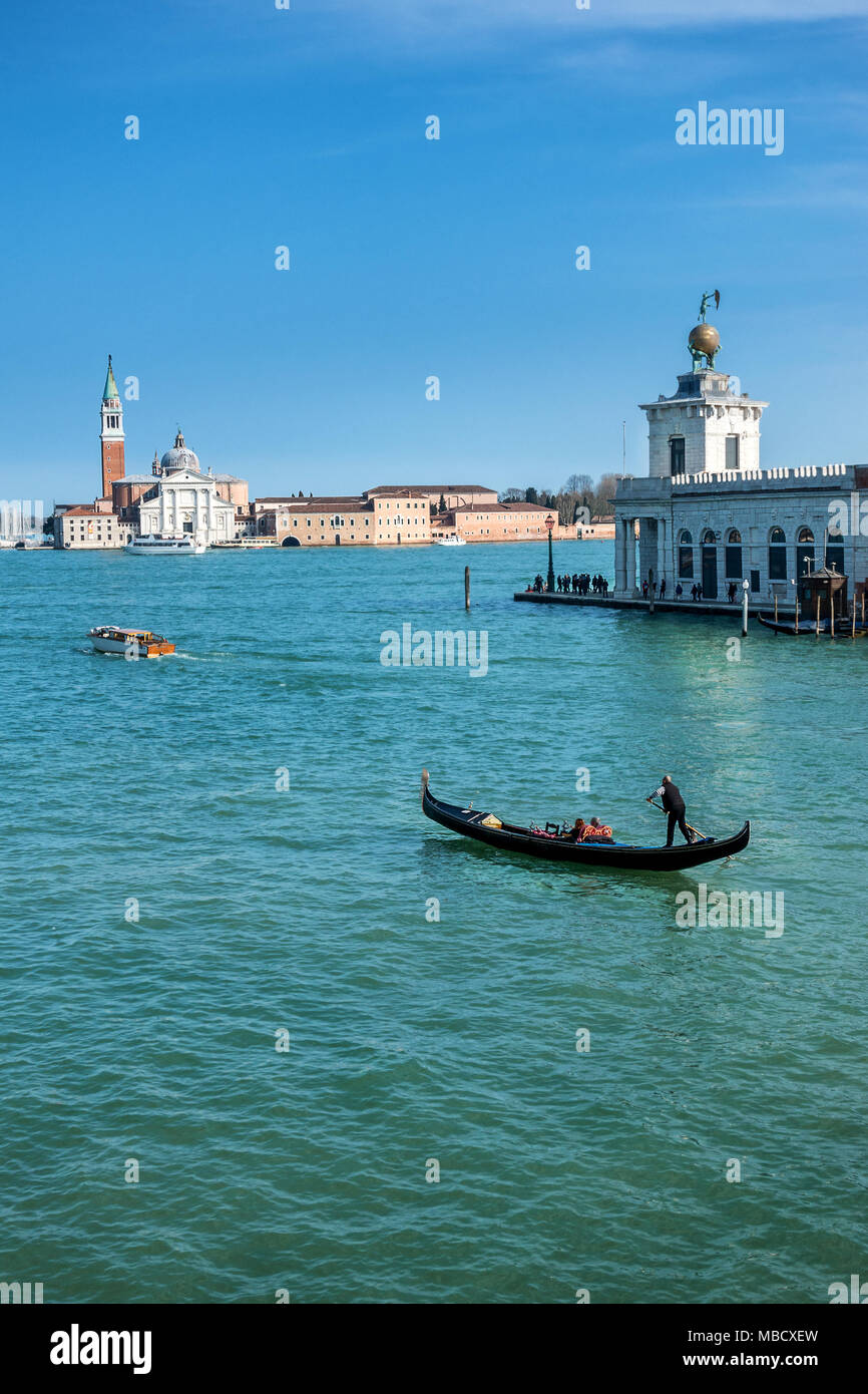 Il Canal Grande a Venezia con l'Isola Giorgio Maggiore in background Foto Stock