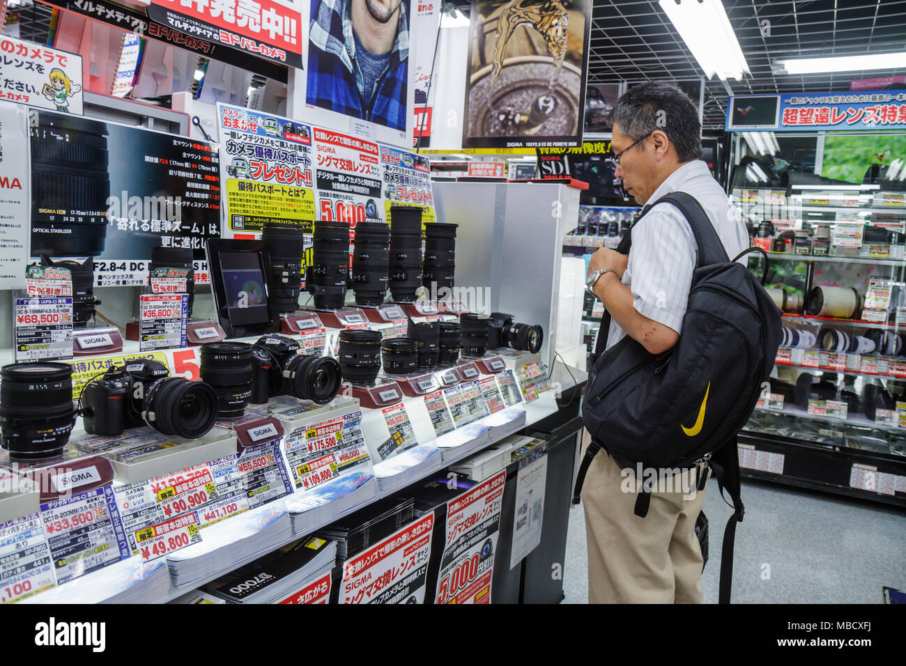 Tokyo Japan,Asia,Orient,Shinjuku,Yodobashi Camera Store,shopping shopper shopping negozi mercati di mercato di acquisto di vendita, negozio al dettaglio st Foto Stock
