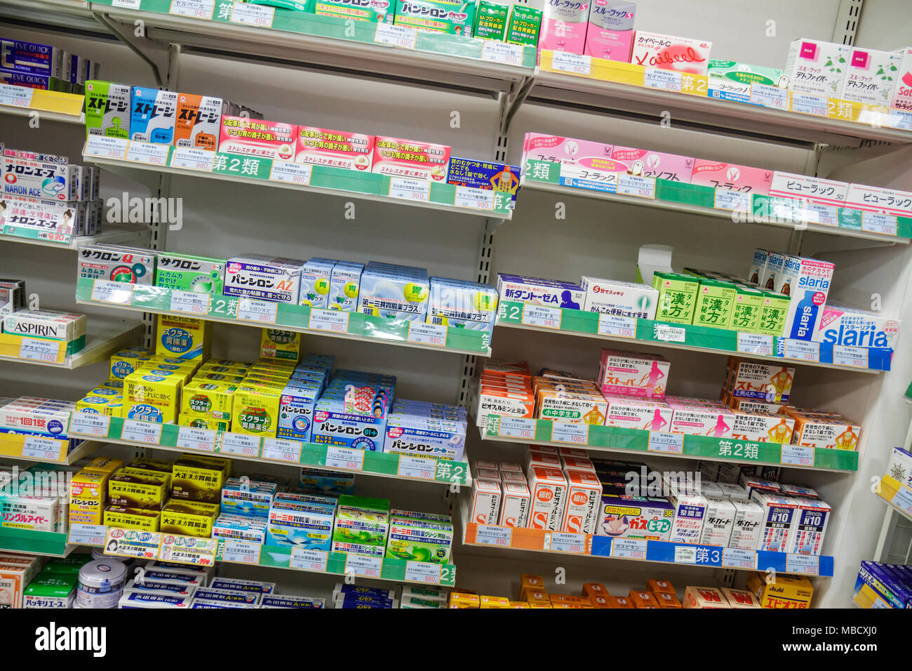 Tokyo Japan,Asia,Orient,Shinjuku,kanji,personaggi,simboli,Inglese Giapponese,farmacia,shopping shopper shopping negozio negozi mercato marchi Foto Stock