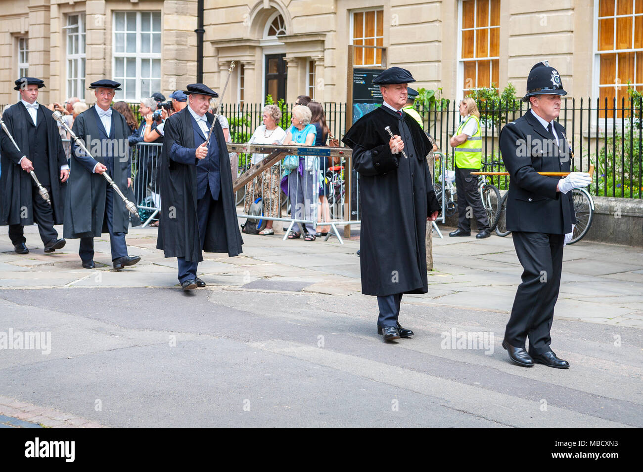 Gli ispettori ufficiali e accademici processo lungo Catte street a tutte le anime College di Oxford University a giorno di graduazione. Oxford, Inghilterra Foto Stock