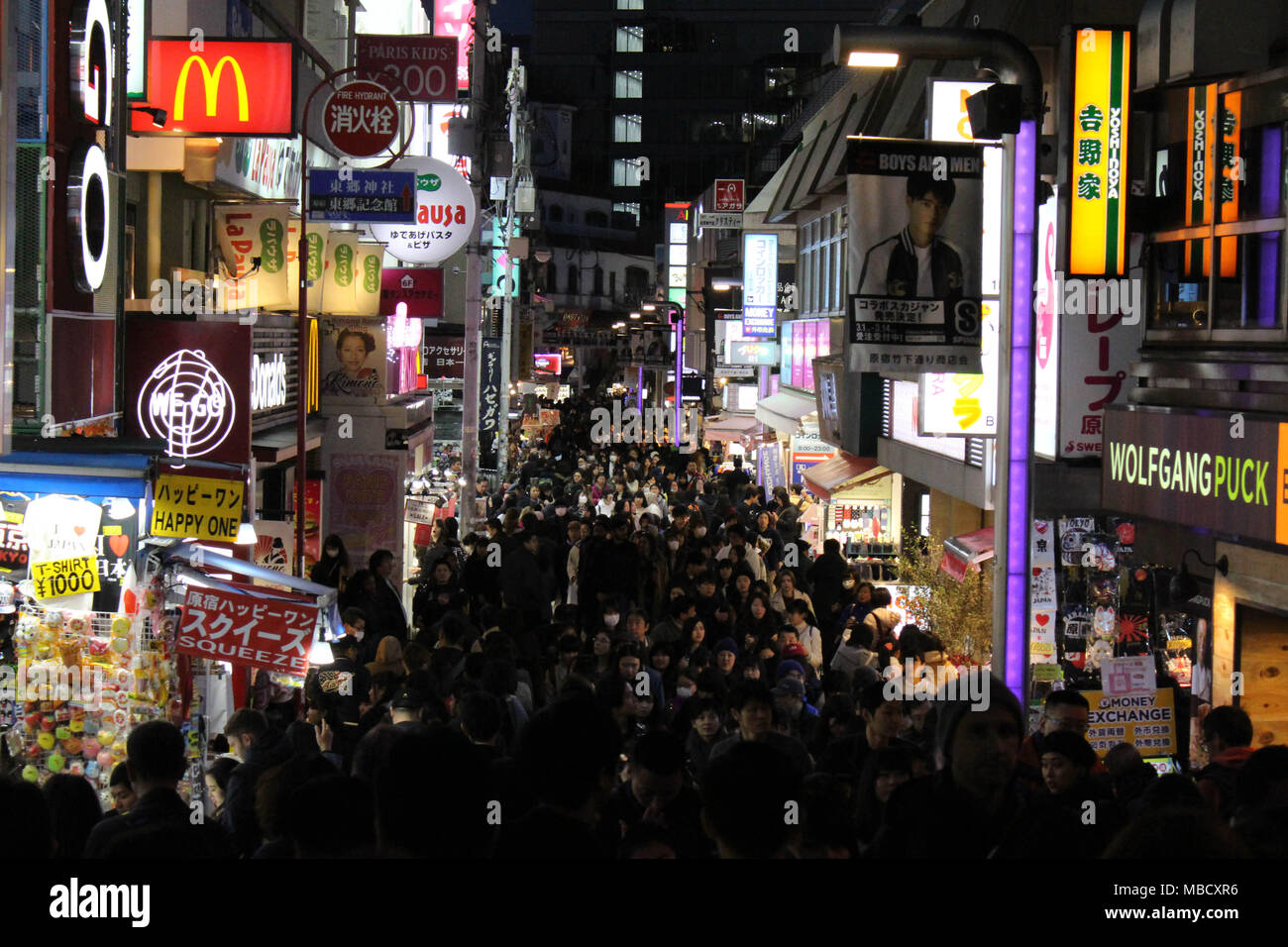 L'avvenimento e affollata Takeshita street di Harajuku in Shibuya. Questo luogo è sempre piena di gente. Preso in Tokyo, Febbraio 2018 Foto Stock