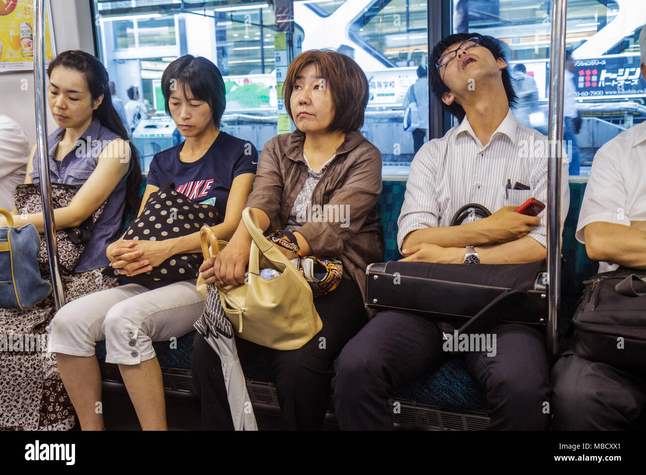 Tokyo Japan,Shinjuku,Stazione JR Shinjuku,treno,metropolitana,treno,linea Yamanote,donna asiatica donne adulte adulti,uomo uomo maschio,uomo,salarimano,noddi Foto Stock