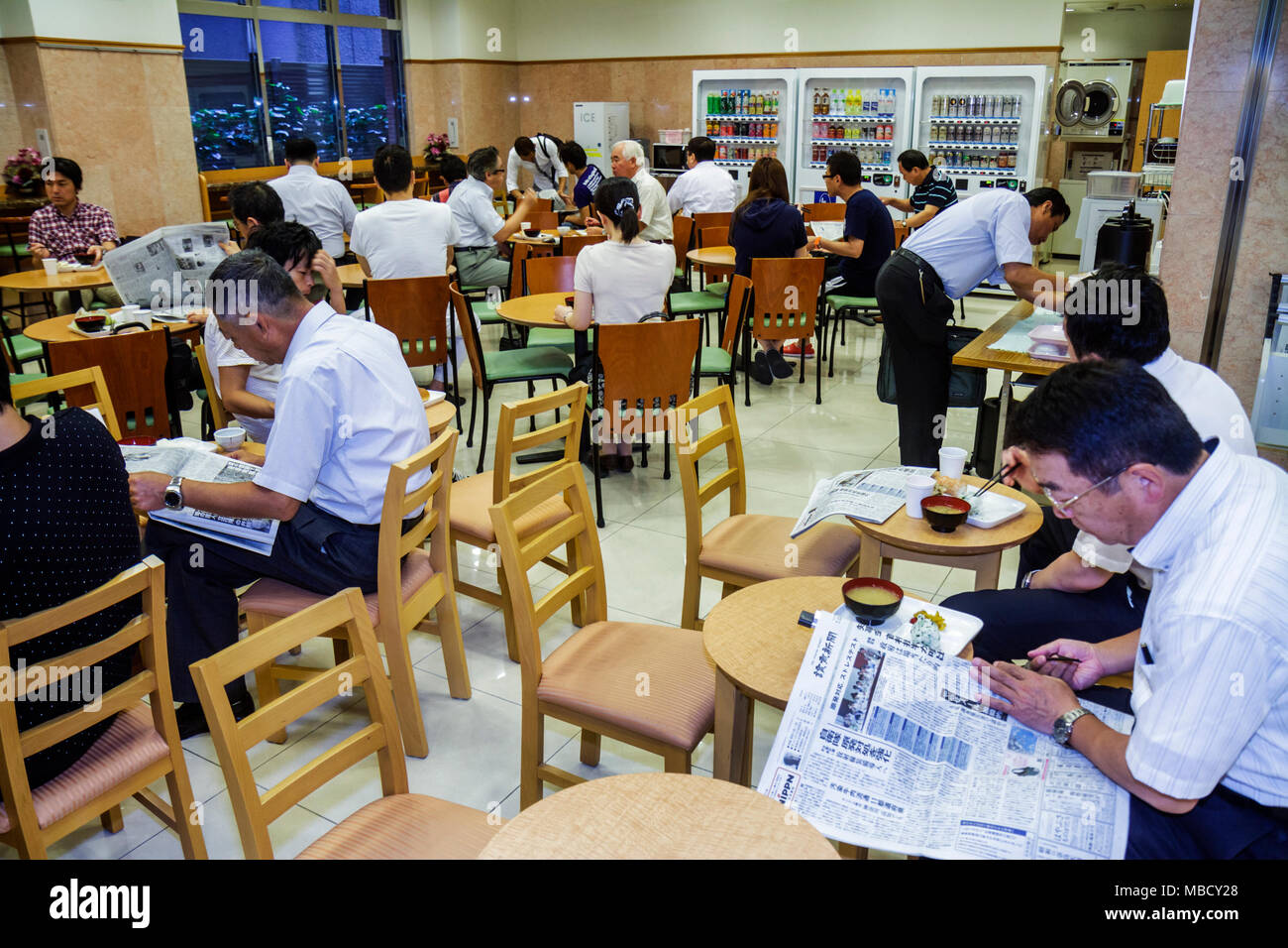 Tokyo Japan, Ikebukuro, Toyoko Inn Ikebukuro Kita guchi No.2, hotel, sala colazione a buffet, ospiti, cena, drink distributori automatici, Asian Oriental Foto Stock