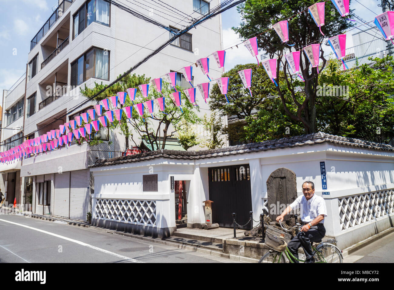 Tokyo Japan,Ryogoku,kanji,quartiere,santuario,sito storico,lanterne festival,Asian Oriental,uomo uomini maschio adulti,bicicletta,bicicletta,equitazione,bicicletta Foto Stock