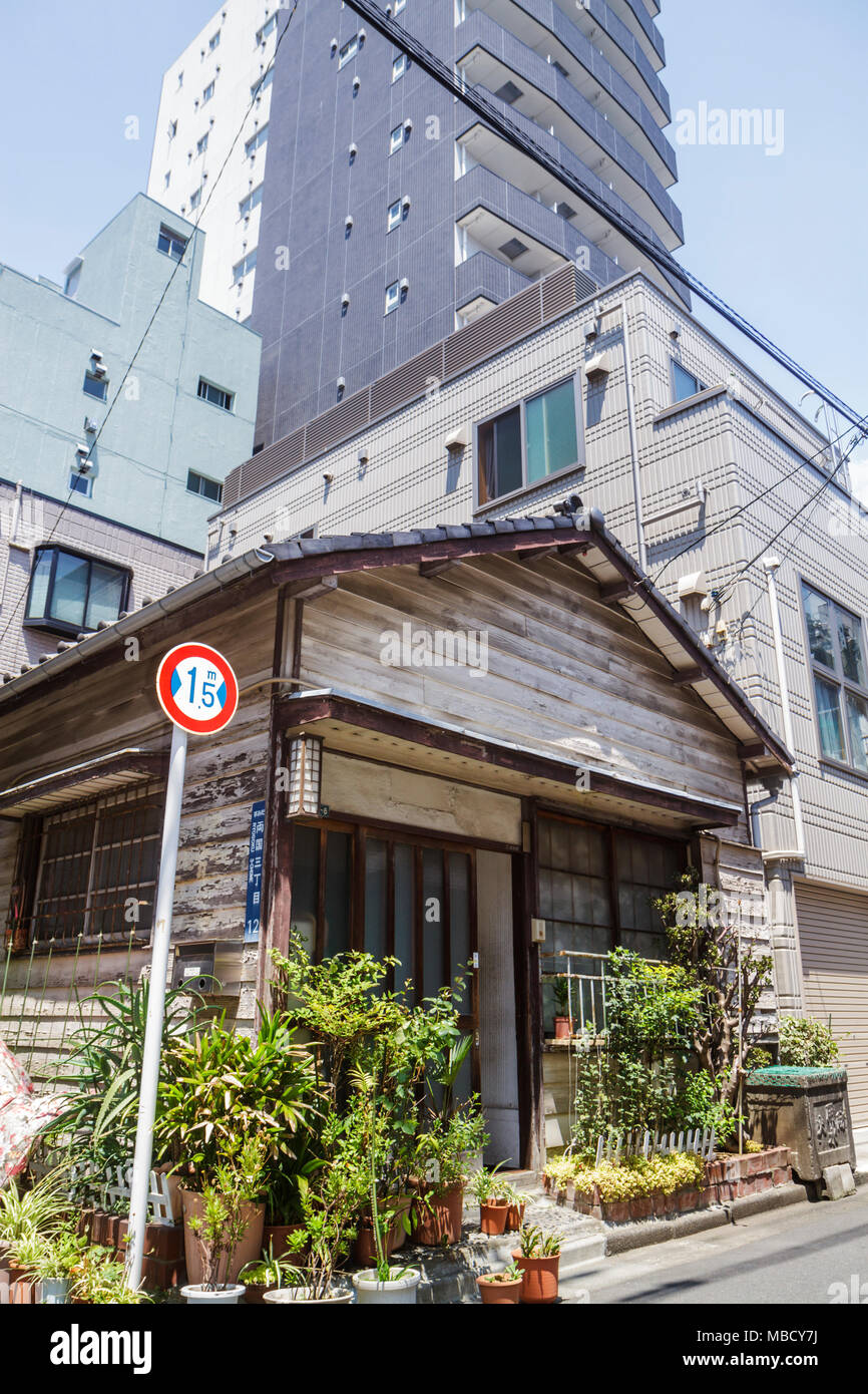 Tokyo Japan,Ryogoku,vecchia casa storica,alto edificio moderno,condominio appartamenti residenziali edificio edifici abitazioni,residenze,vicinato Foto Stock