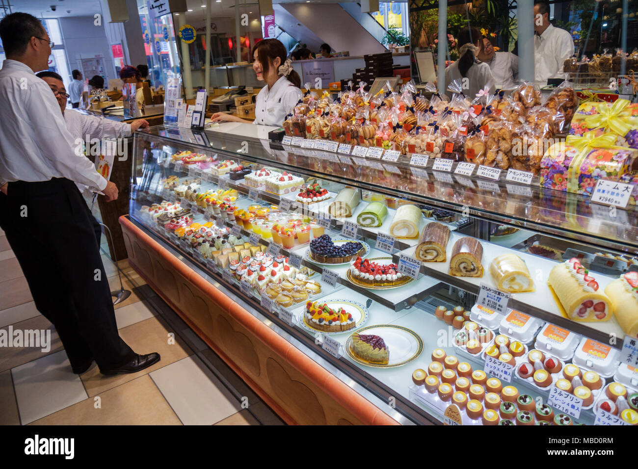 Tokyo Japan,Akihabara,grande magazzino,prodotti da dessert,vetrina,kanji,Inglese Giapponese,Crostate di frutta,shopping shopper shopping negozi di negozi di mercato m Foto Stock