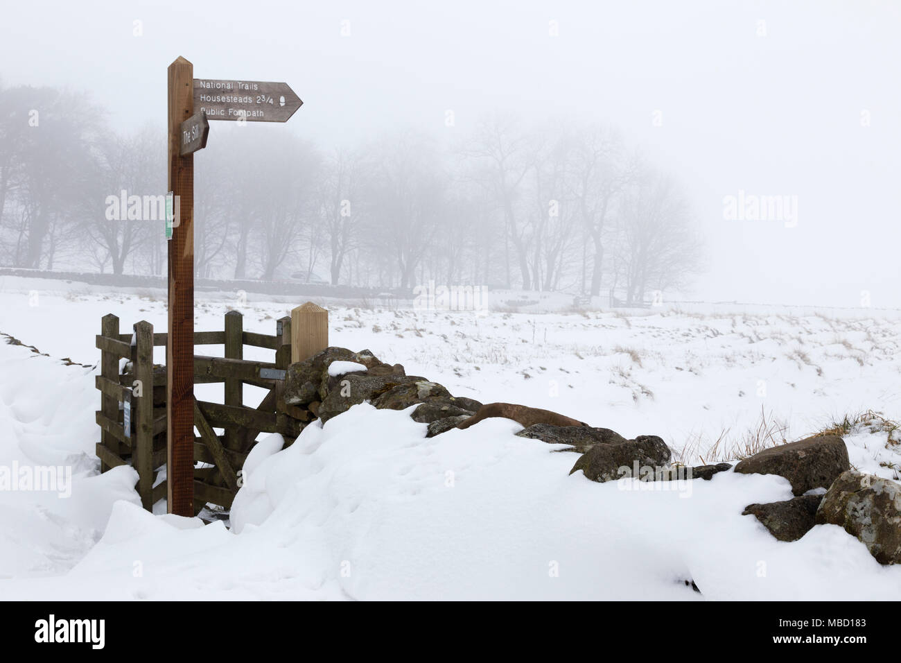 Il Vallo di Adriano in inverno - il sentiero pubblico che conducono verso la buccia dirupi da vicino all'acciaio Rigg parco auto Foto Stock