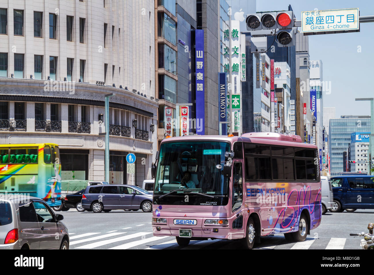 Tokyo Japan,Asia,Orient,Ginza,Chuo & Harumi Dori Street,kanji,personaggi,simboli,inglese giapponese,shopping shopper shopping negozi mercati di mercato Foto Stock