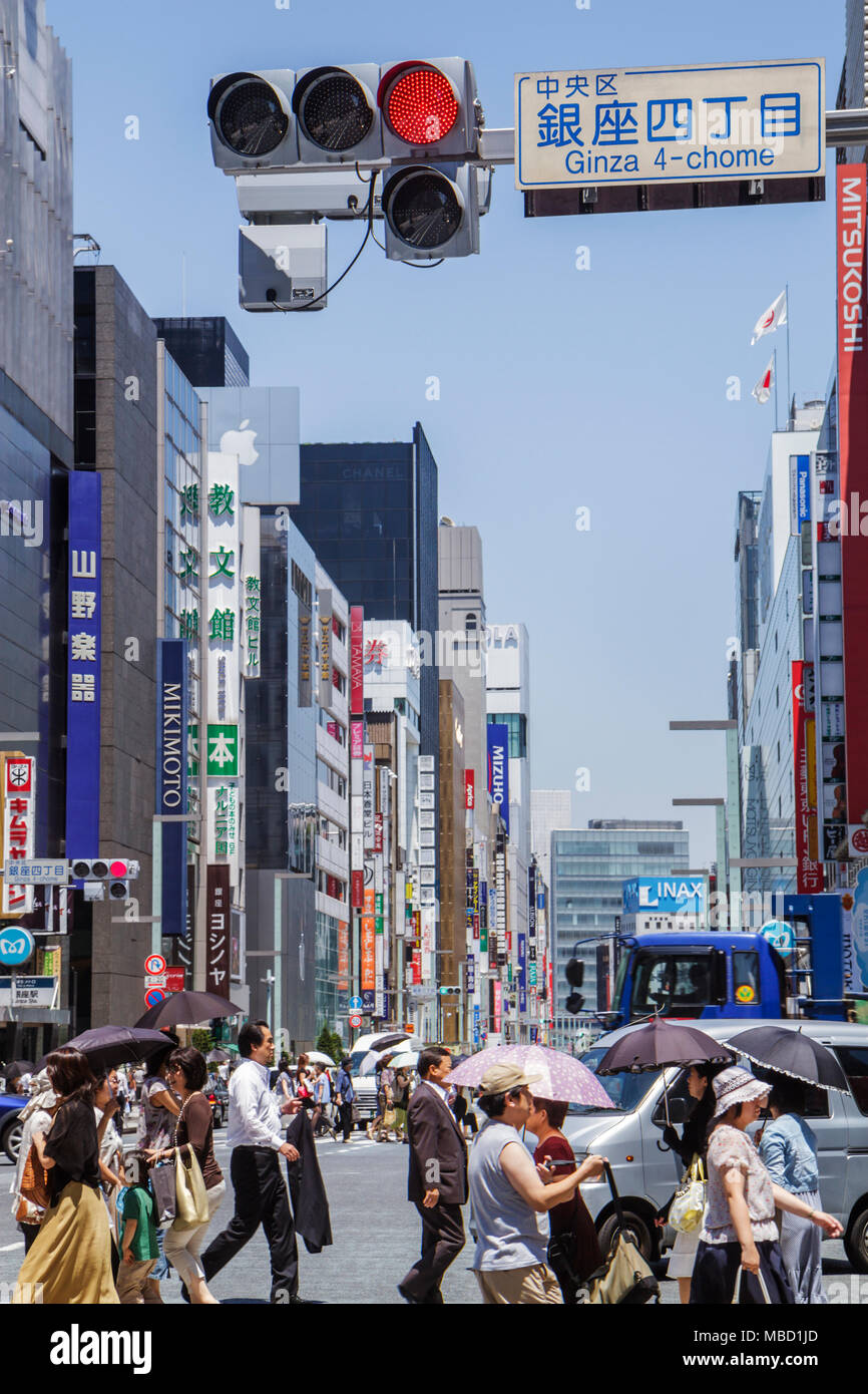 Tokyo Japan, Ginza, Chuo & Hamuri Dori Street, kanji, personaggi, simboli, inglese giapponese, shopping shopper acquirenti negozi mercato mercati mercato Foto Stock