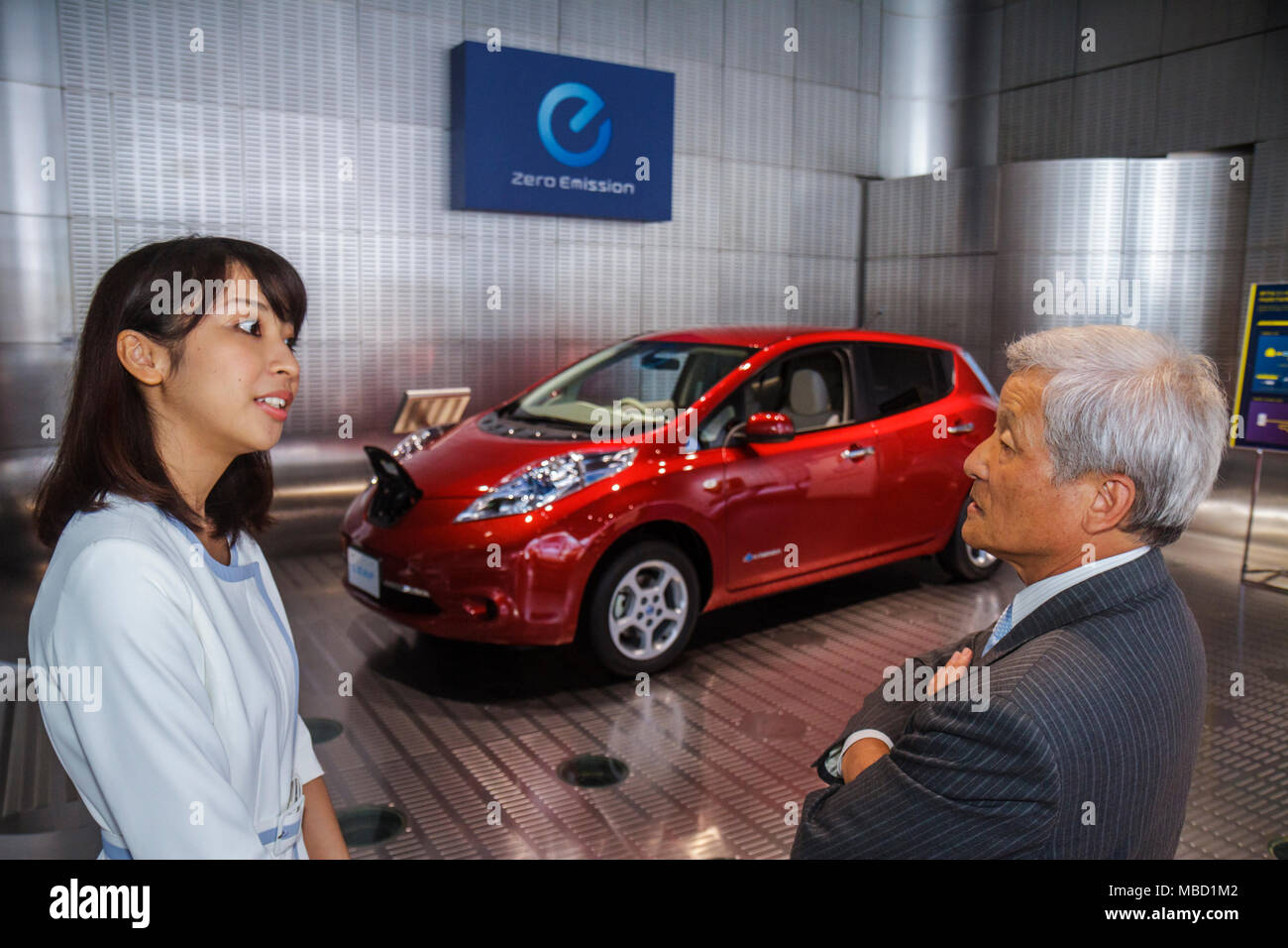 Tokyo Giappone,Asia,Oriente,Ginza,Chuo & Hamuri Dori Street,kanji,personaggi,simboli,foglie Nissan,veicolo elettrico,auto,modelli,emissioni zero,showroom,s Foto Stock