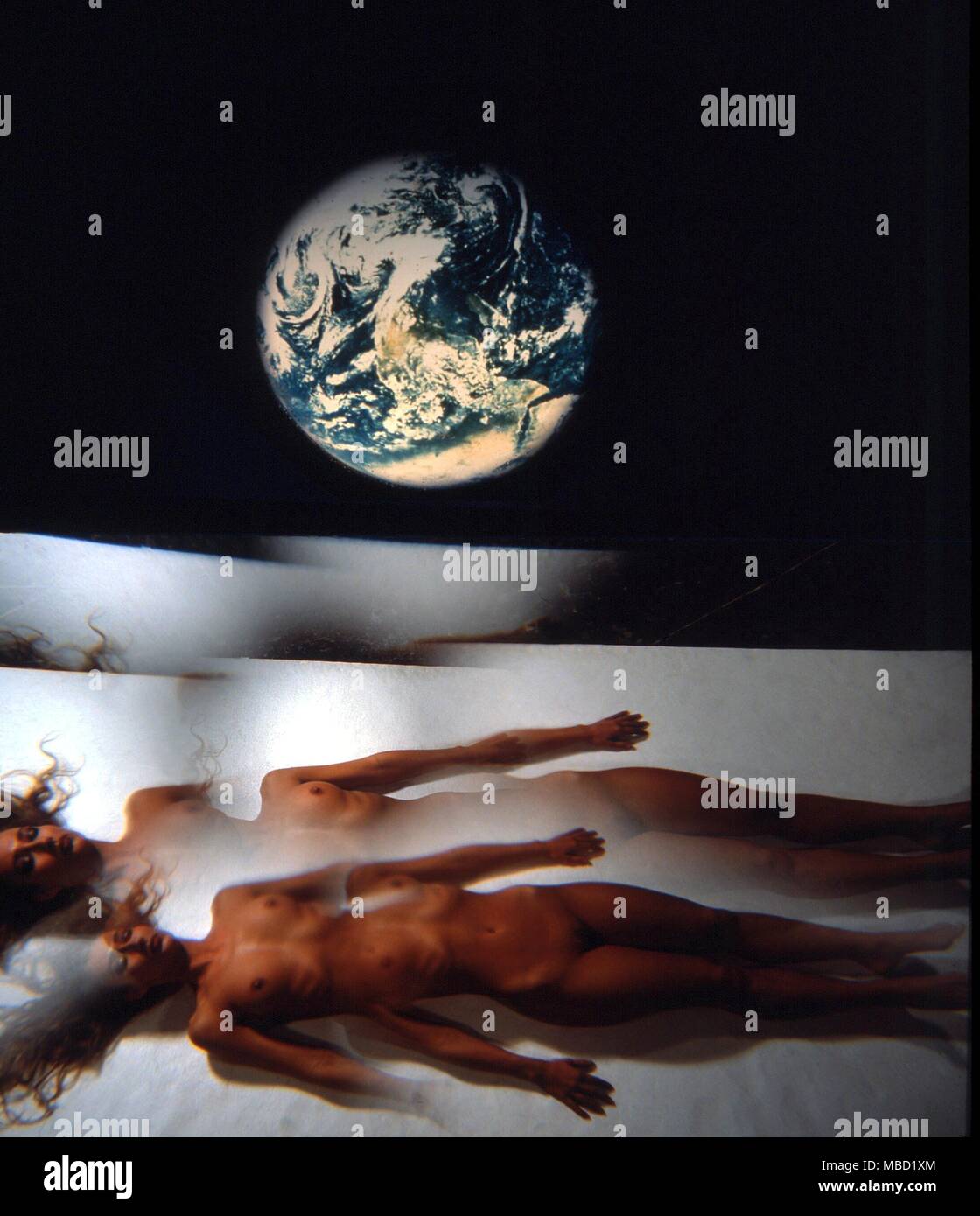 Sogni e sognare la rappresentazione simbolica del corpo astrale di una donna in bilico nel sonno in una massa-condizione liberata Foto Stock