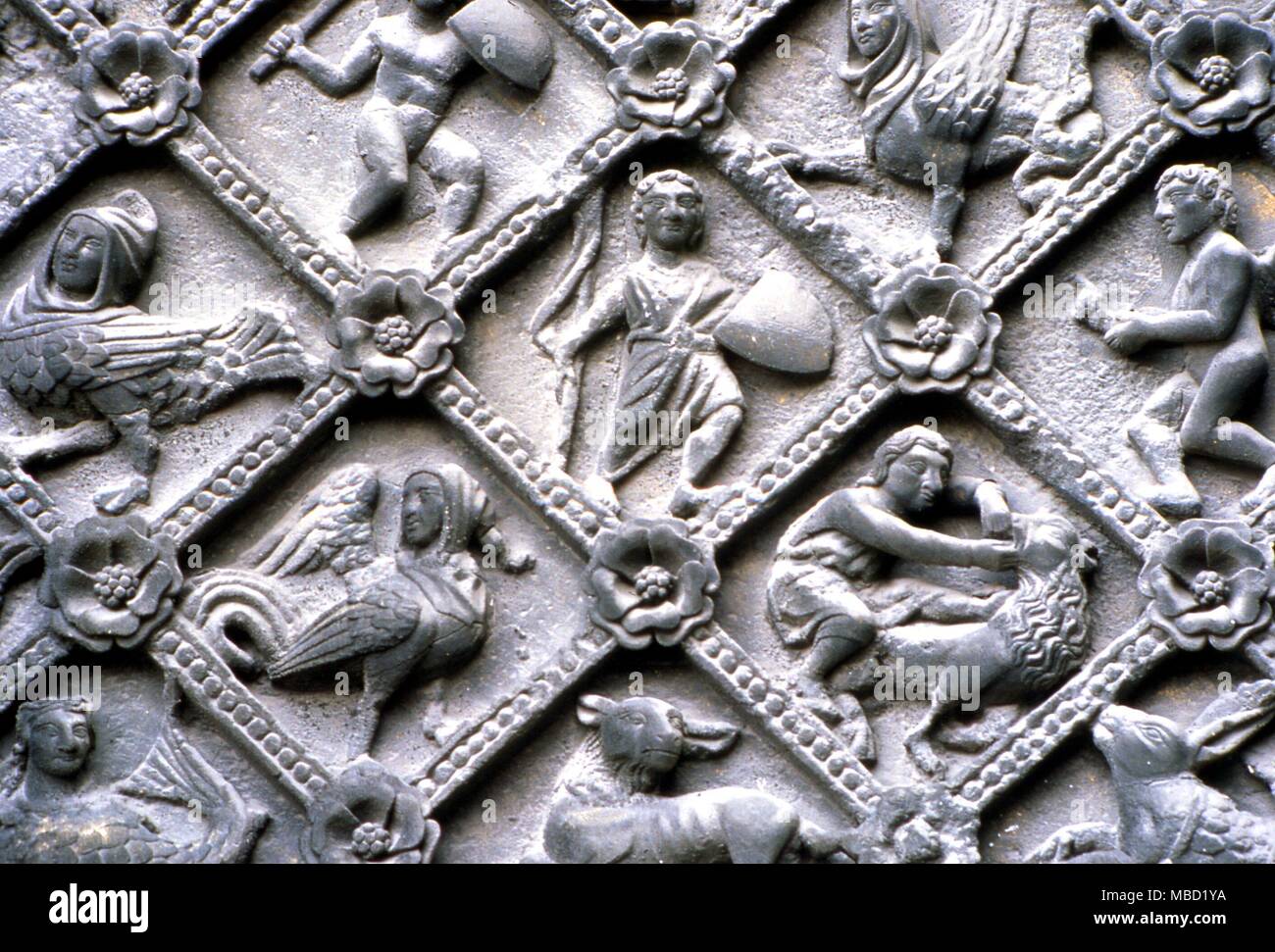 I vari simboli e grottesche sulla parete della cattedrale di Metz Foto Stock