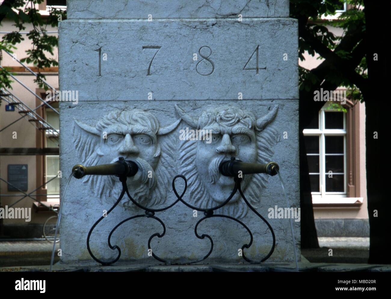 Un bene con due demoni scolpiti con beccucci a Basilea in Svizzera. Datata 1784. Foto Stock