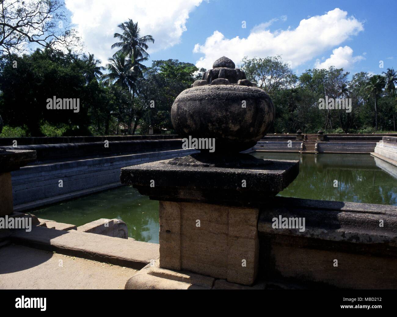 Pozzi sacri. I pozzi sacri o bagni di Anadurapada, Sri Lanka. Questi sono i meglio conservati in questo antico sito. Foto Stock