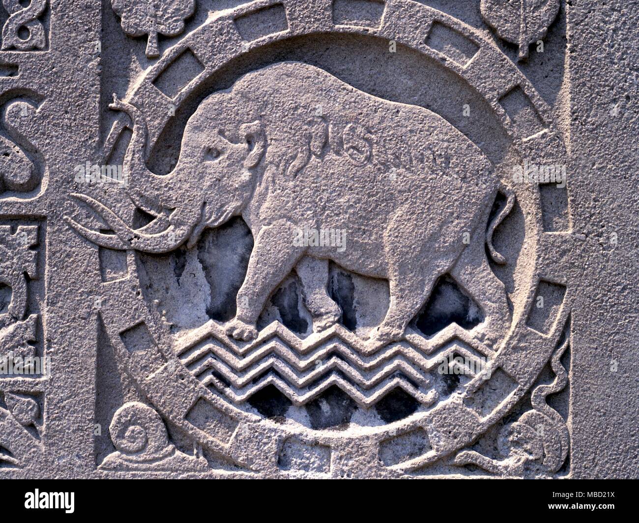 Bassorilievo del mammut. Sculptureon in pietra della facciata del Royal Ontario Museum di Toronto. In Canada. Foto Stock