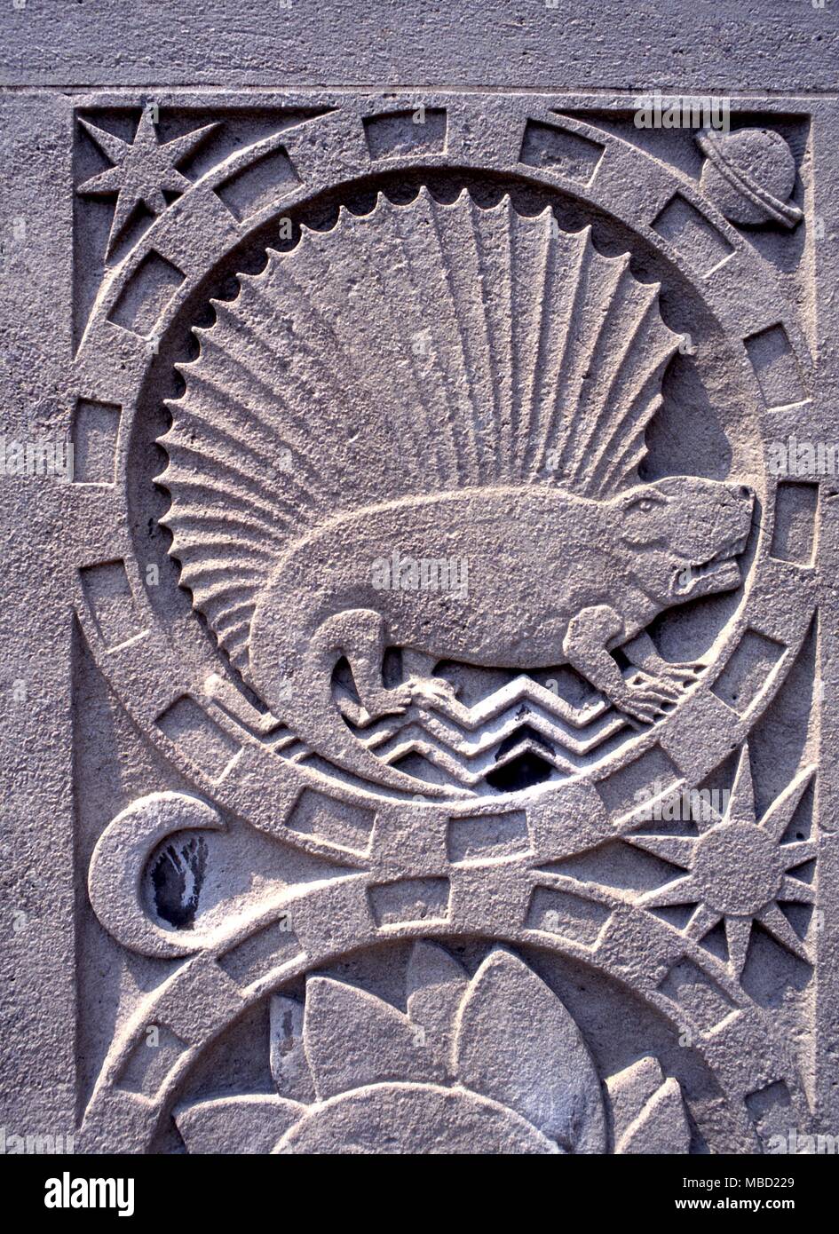 Bassorilievo del Dimetrodon. Sculptureon in pietra della facciata del Royal Ontario Museum di Toronto. In Canada. Foto Stock