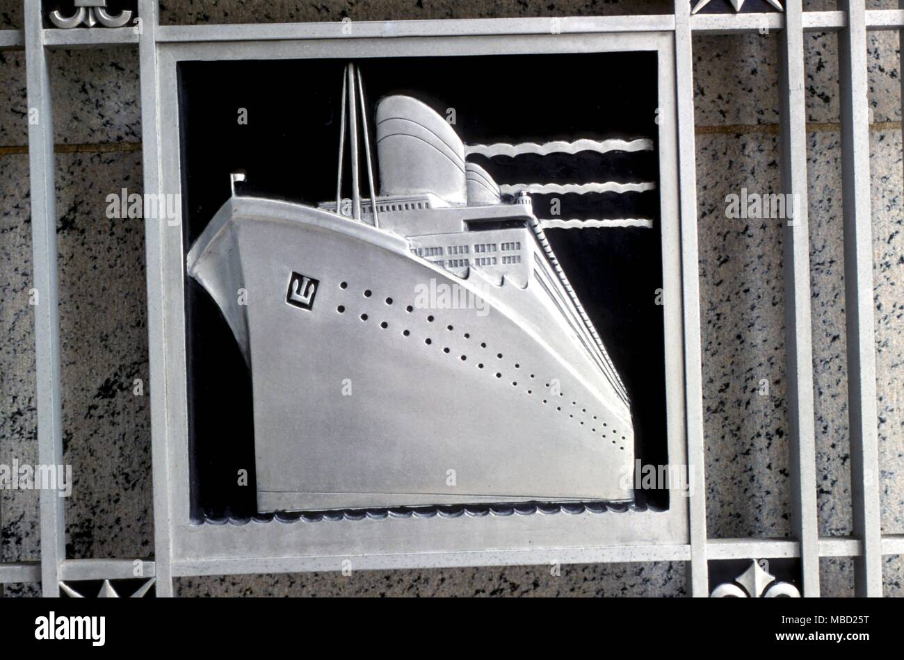 Simboli di nave - la nave che naviga sul mare di spirito è il simbolo dell'anima umana, diretto dal capitano (l'auto o ego). Lamiera sulla porta della Commissione federale del commercio di Washington DC. Stati Uniti d'America Foto Stock