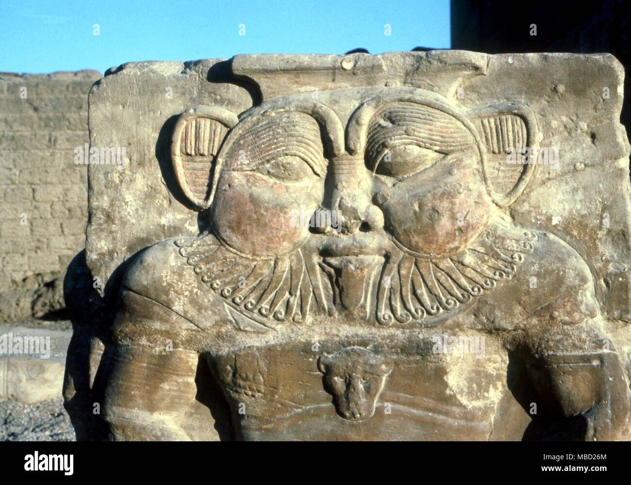 Mitologia egiziana - dio egizio Bes, associato con la nascita, con la famiglia e Dio di danza, musica e piacere. Stele nella temenos a Denderah Foto Stock
