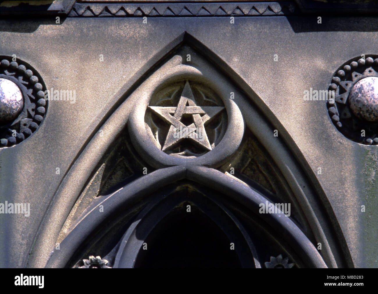 Simboli massonico sulla tomba al Vice Provinciale Grand Master, sollevate dai massoni di East Lancashire a Littleborough nel 1870. Foto Stock