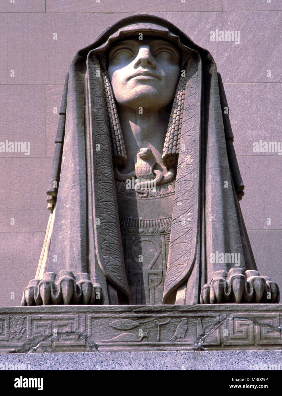 Tempio massonico a Washington DC. Testa del Guardian sphinx davanti alla Loggia massonica riti scozzese Tempio. Questo uno sulla sinistra, con gli occhi aperti, rappresenta il potere. Foto Stock