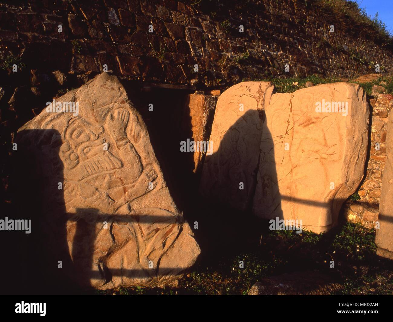 Archeologia messicana. Monte Alban ha una storia complessa, i suoi edifici coprono periodi risalente al 600 A.C. al 750 D.C. I ballerini, bassorilievo incisioni tra il tempio piramidale del sistema M Foto Stock