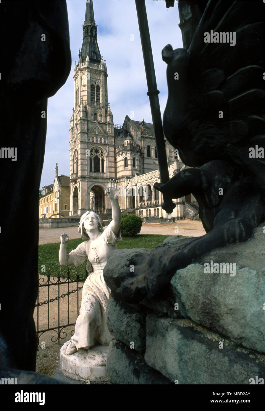 Statua di Giovanna d'arco. Joan e la sua visione di San Michele nella motivazione della chiesa nella sua nativa Domremy. Foto Stock