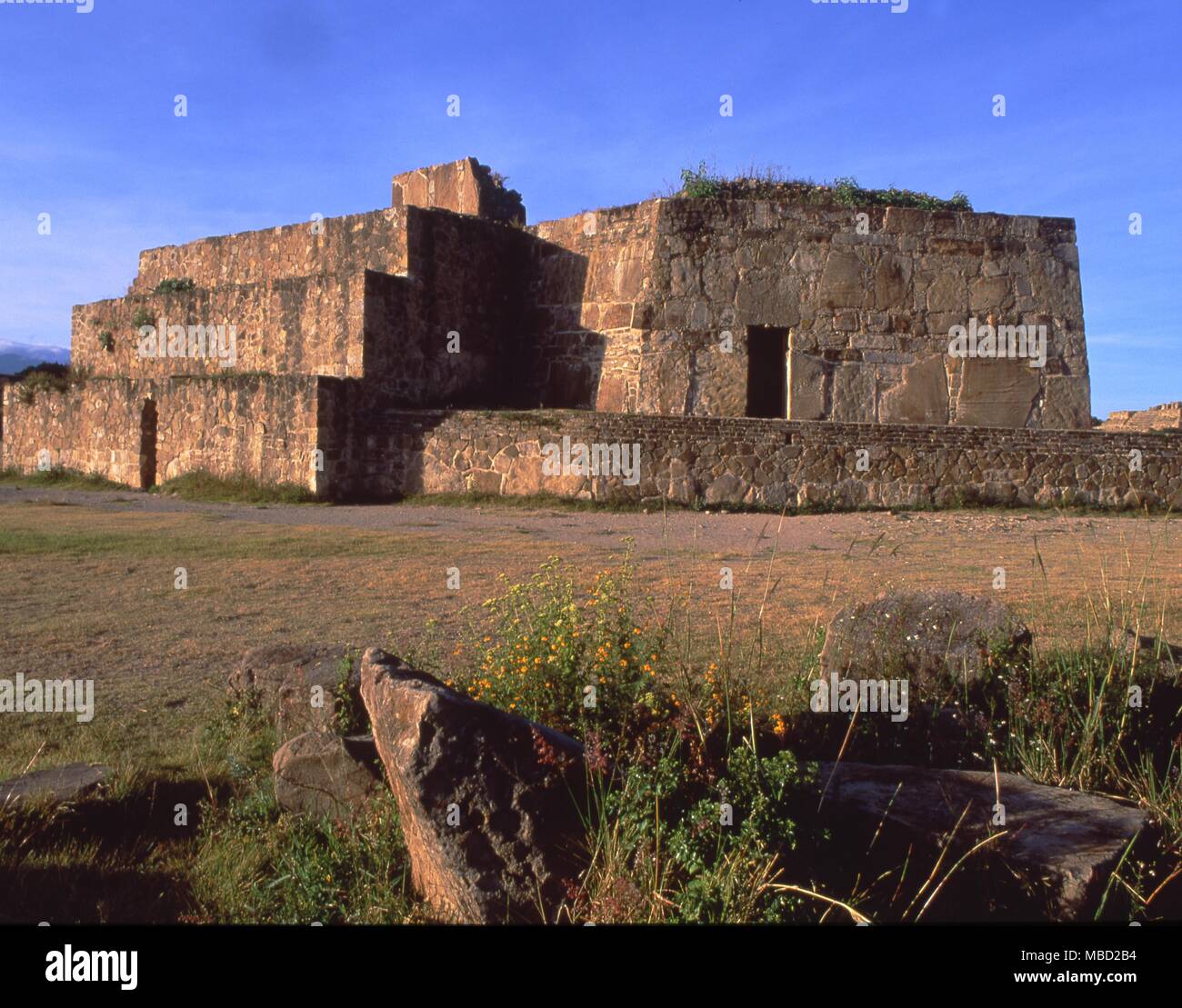 Archeologia messicana. Monte Alban ha una storia complessa, i suoi edifici coprono periodi risalenti 600BC per 750AD.Questa è l'antico osservatorio chiamato Monte J. Foto Stock