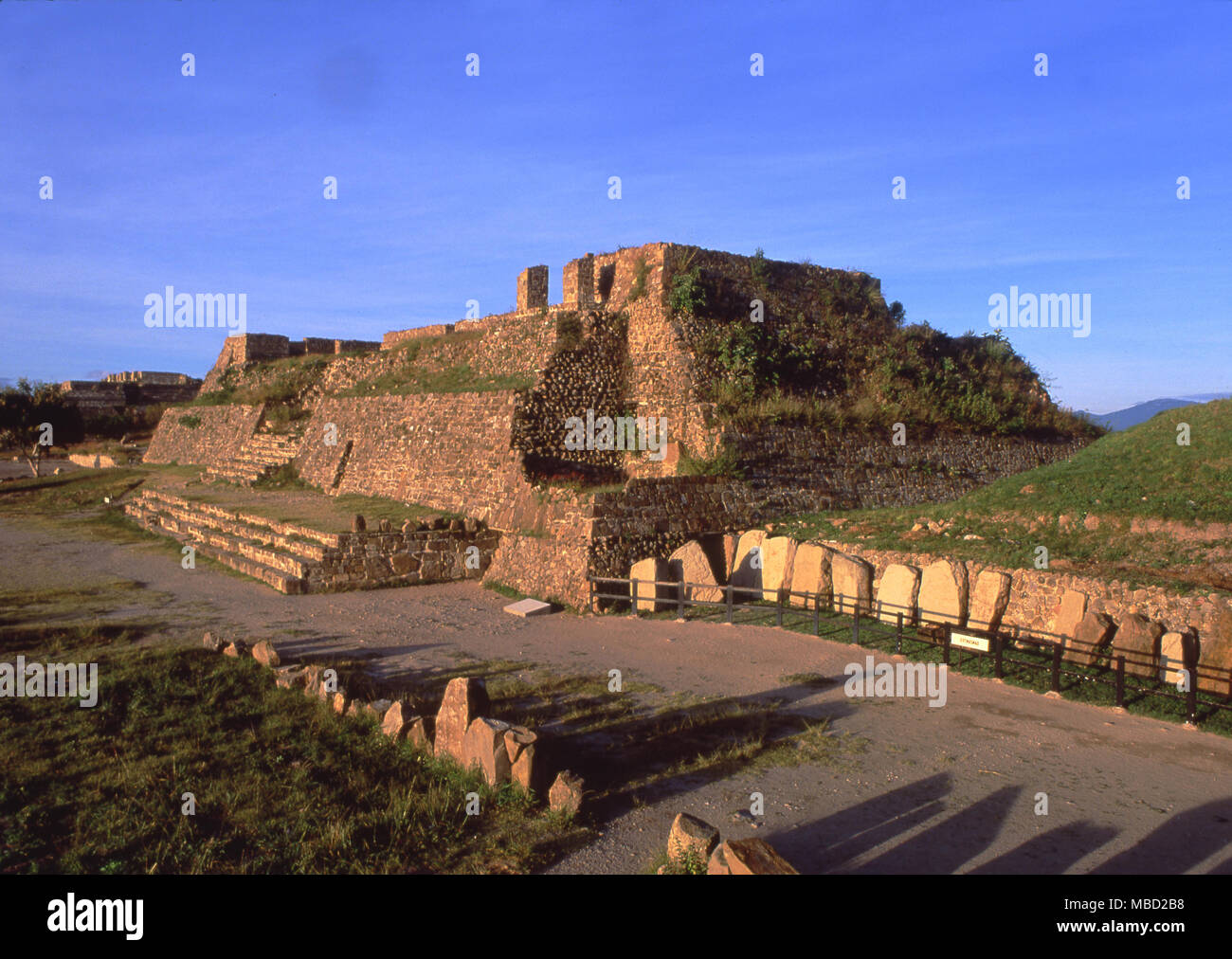 Archeologia messicana. Monte Alban ha una storia complessa, i suoi edifici coprono periodi risalenti 600BC per 750AD.tempio-sistema della piramide m a sud. Foto Stock