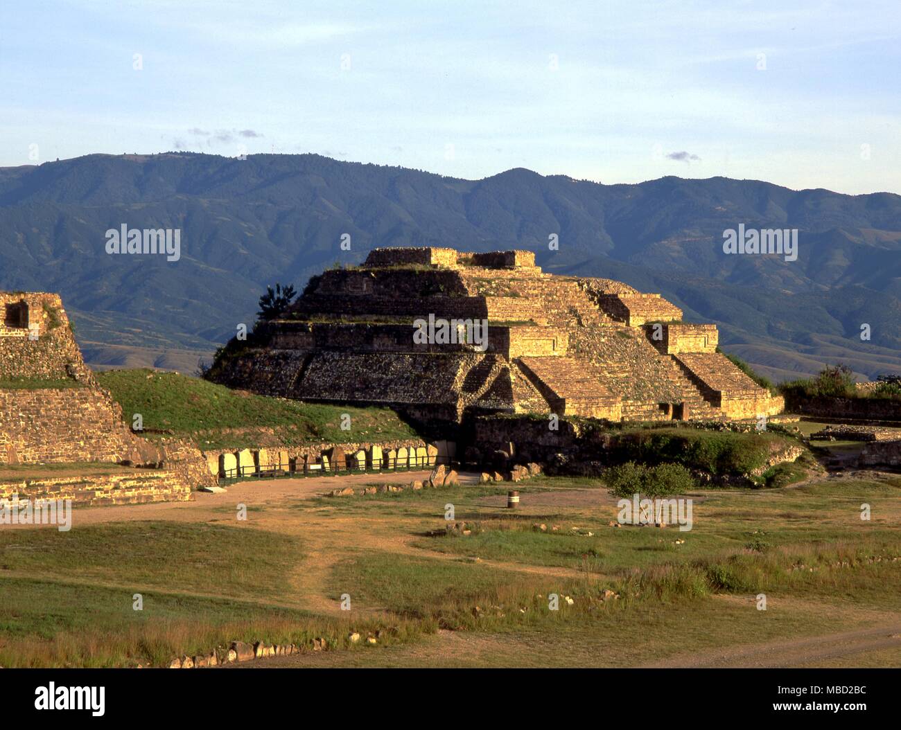 Archeologia messicana. Monte Alban ha una storia complessa, i suoi edifici coprono periodi risalente al 600 A.C. al 750 D.C. Il Tempio Piramide-system M-sud. Foto Stock