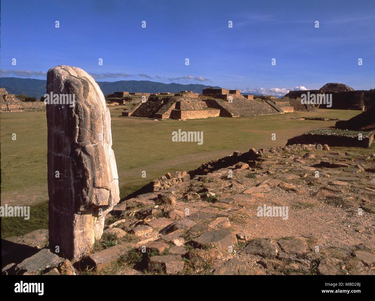 Archeologia messicana. Monte Alban ha una storia complessa, i suoi edifici coprono periodi risalente al 600 A.C. al 750 D.C. Vista generale del sito guardando verso sud. Foto Stock