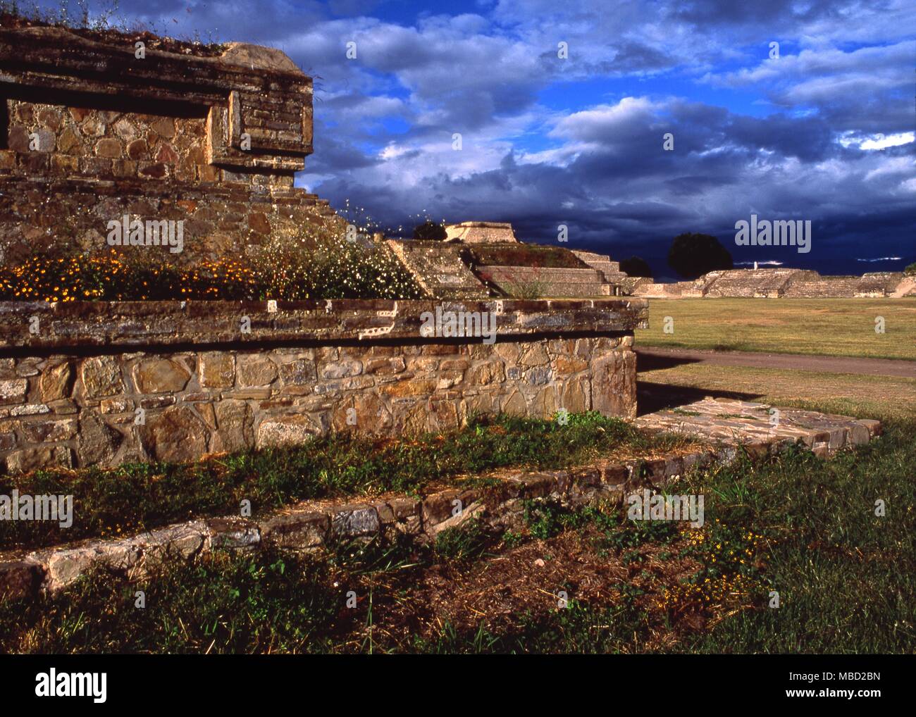 Archeologia messicana. Monte Alban ha una storia complessa, i suoi edifici coprono periodi risalente al 600 A.C. al 750 D.C. Il Tempio Piramide dell'enorme piattaforma del Nord. Foto Stock