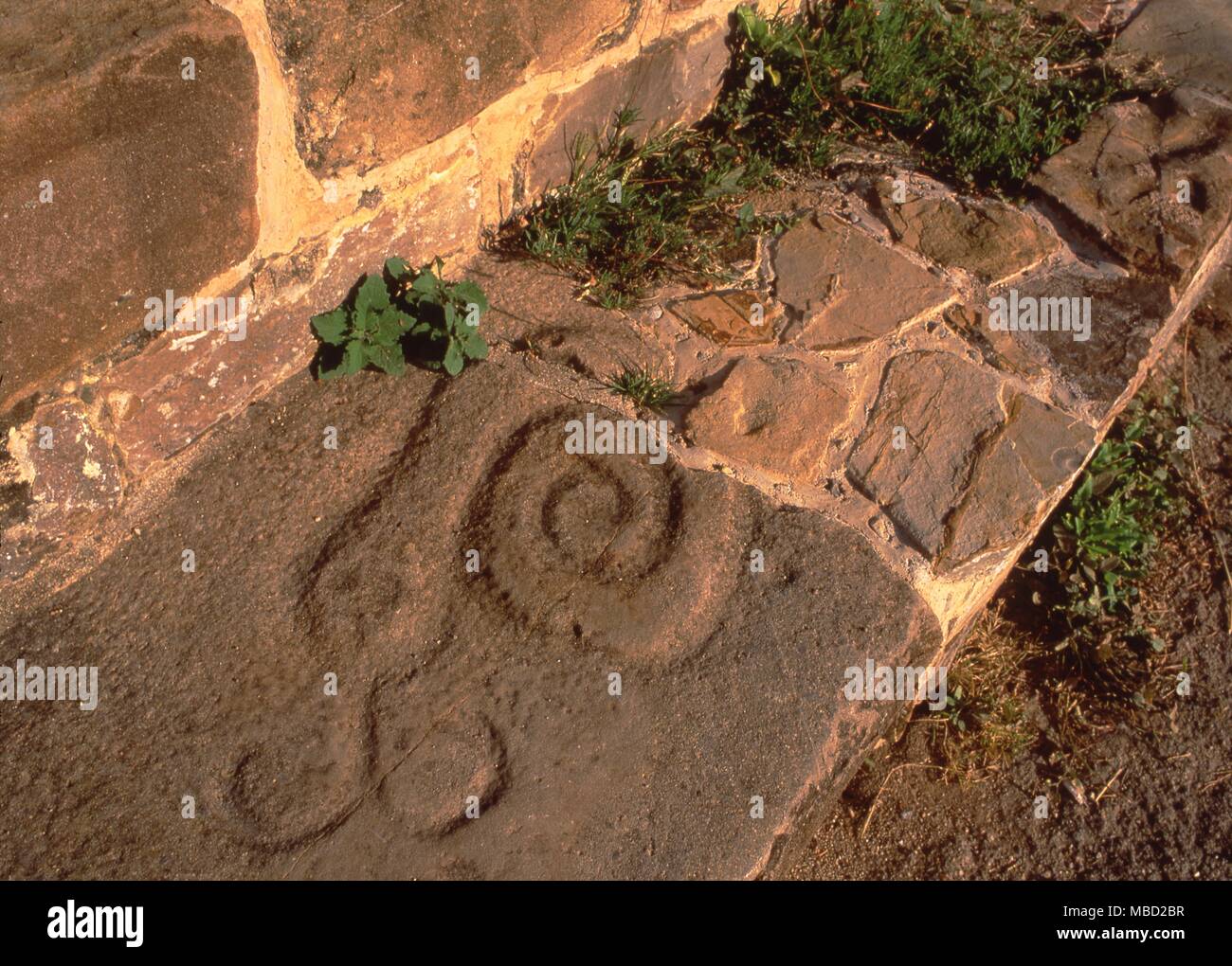 Archeologia messicana. Monte Alban ha una storia complessa, i suoi edifici coprono periodi risalente al 600 A.C. al 750 D.C. Il Tempio Piramide-System M sud, Mostra scultura di un serpente su un gradino di pietra. Foto Stock
