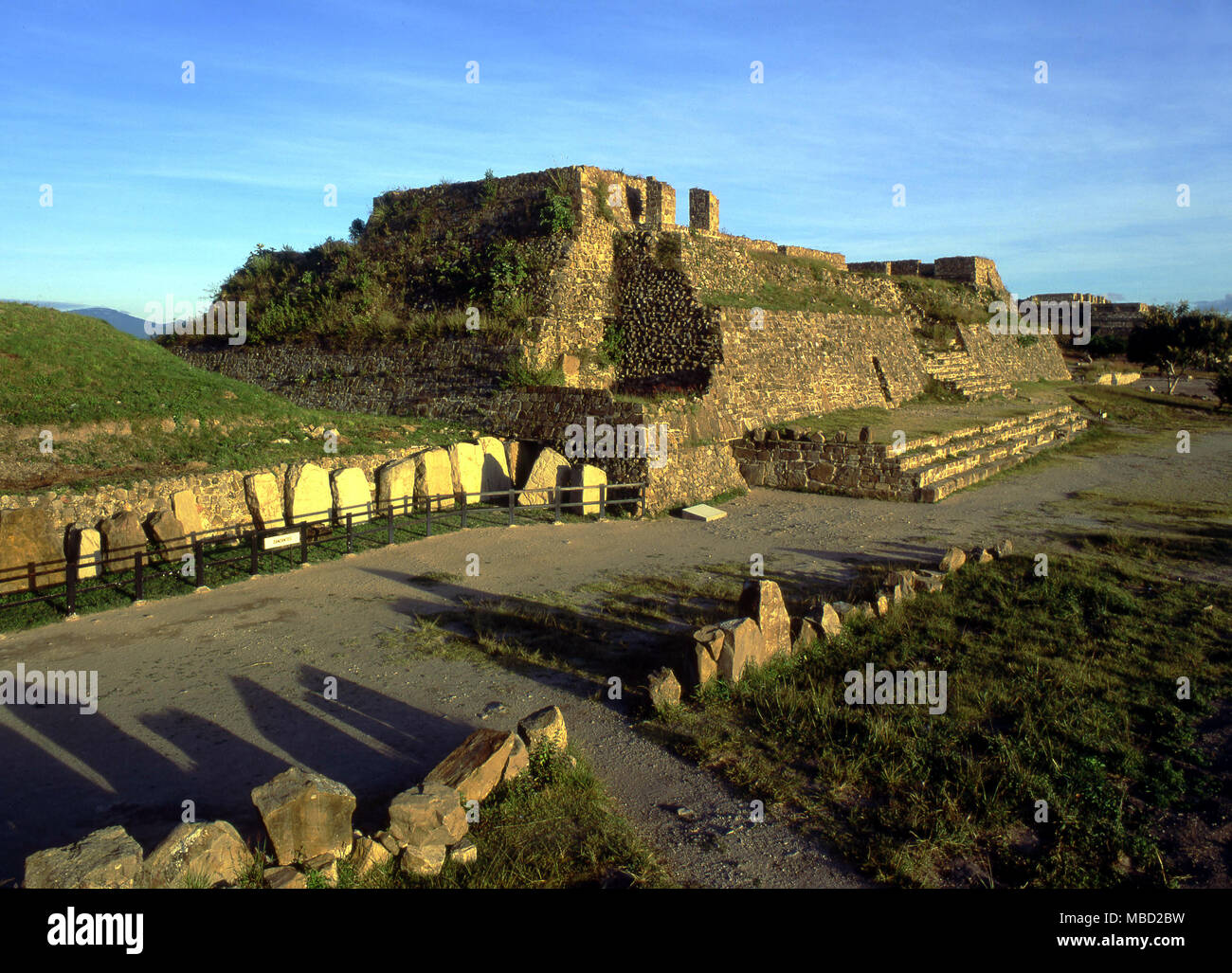 Archeologia messicana. Monte Alban ha una storia complessa, i suoi edifici coprono periodi risalenti 600BC per 750AD.tempio-sistema della piramide nord M. Foto Stock