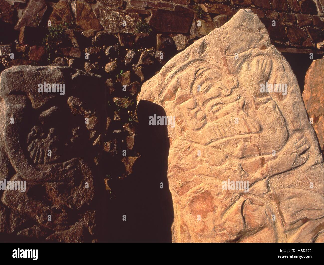 Archeologia messicana. Monte Alban ha una storia complessa, i suoi edifici coprono periodi risalente al 600 A.C. al 750 D.C. I ballerini, bassorilievo incisioni tra il tempio piramidale del sistema M Foto Stock