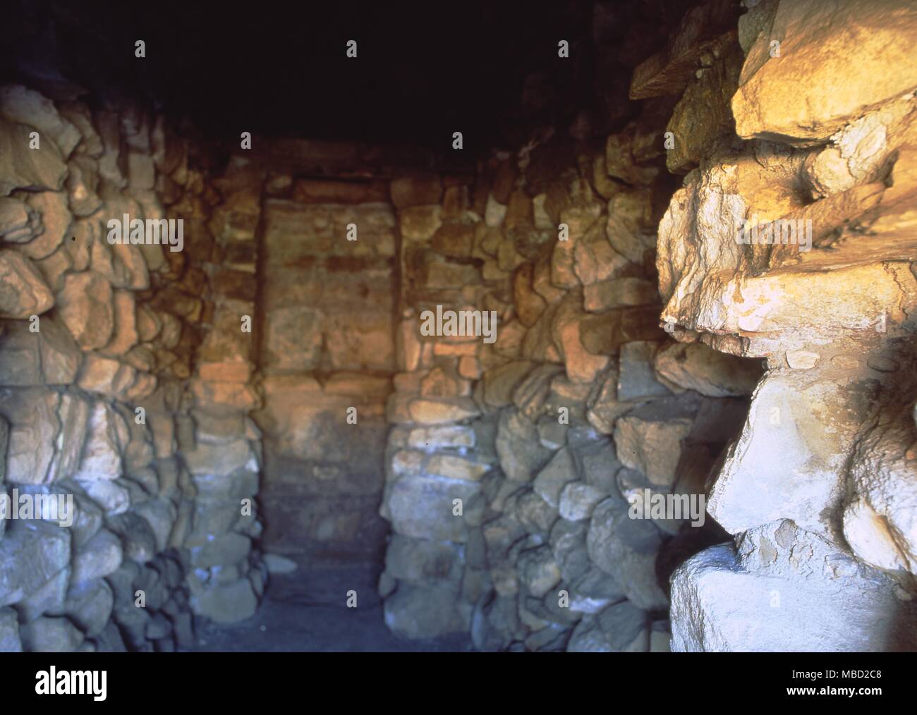 Archeologia messicana. Monte Alban ha una storia complessa, i suoi edifici coprono periodi risalente al 600 A.C. al 750 D.C. La Zenith apertura di osservazione del Tempio Piramide-ad est dell'edificio H. Foto Stock