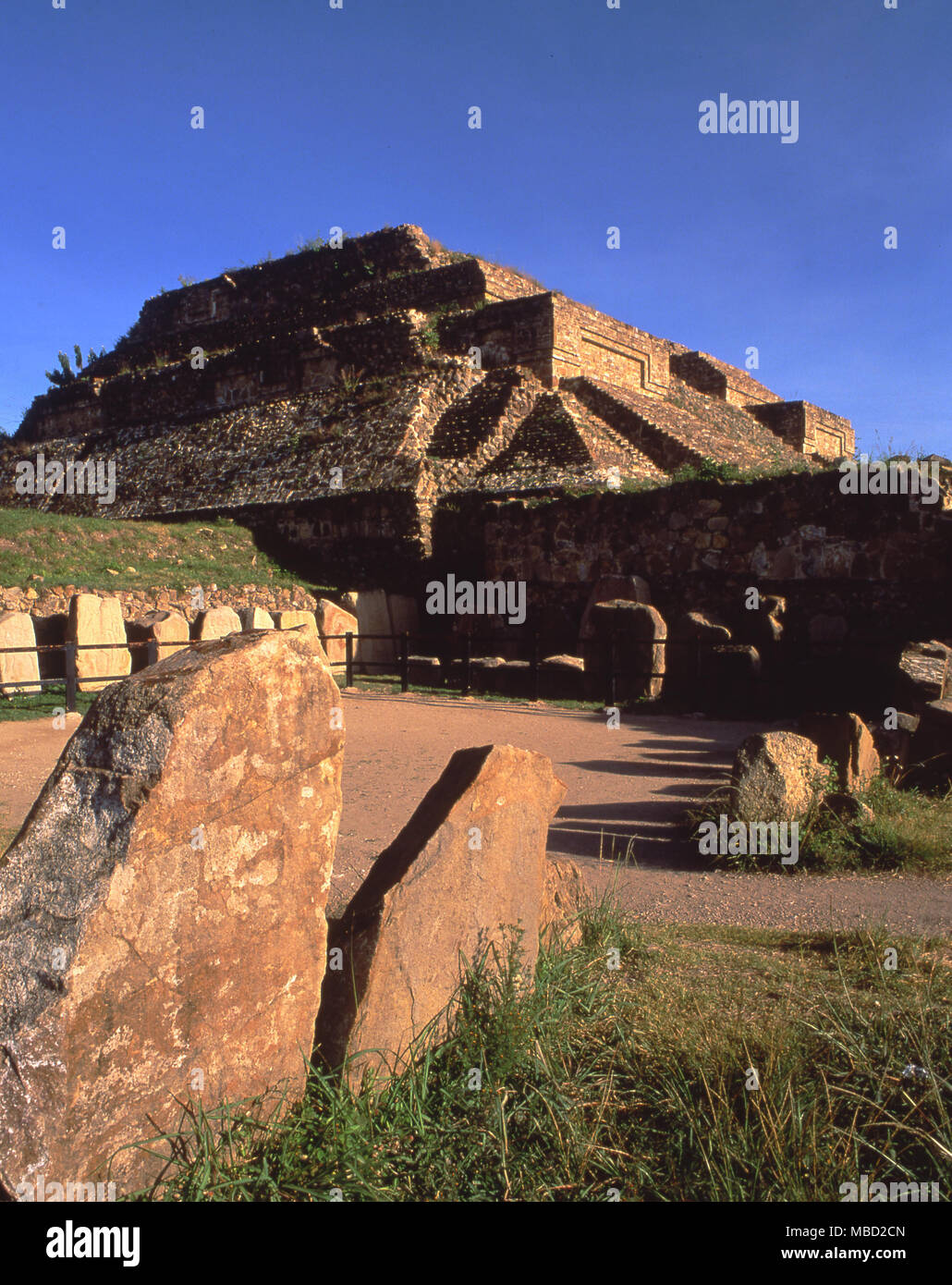 Archeologia messicana. Monte Alban ha una storia complessa, i suoi edifici coprono periodi risalente al 600 A.C. al 750 D.C. Il Tempio Piramide-system M- Sud. Foto Stock