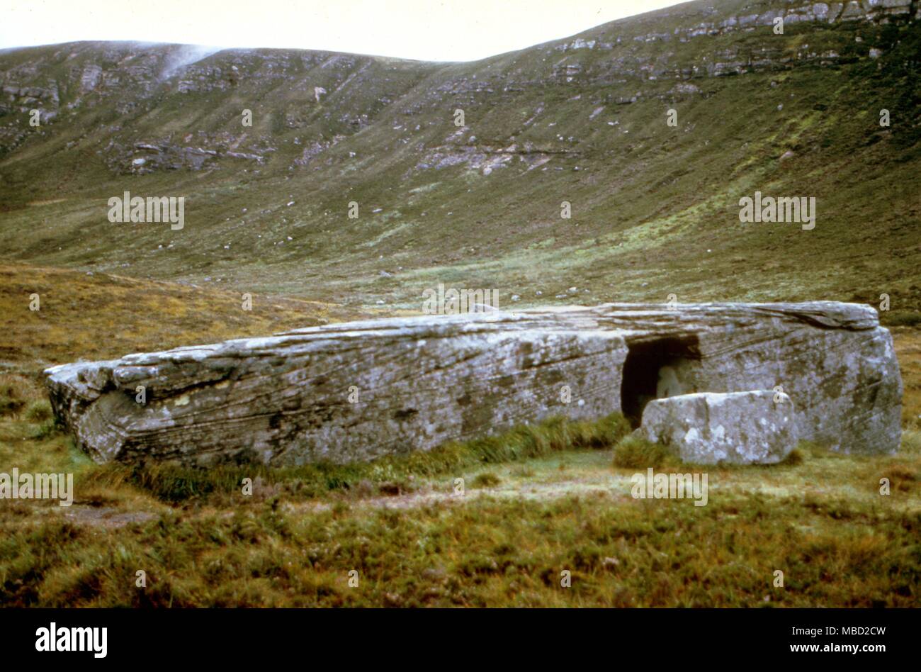 Antica la guarigione. La pietra Dwarfie sull'isola vulcanica di Hoy, off Orkney continentale. È stata una incubazione di epoca preistorica e cella di iniziazione. Foto Stock