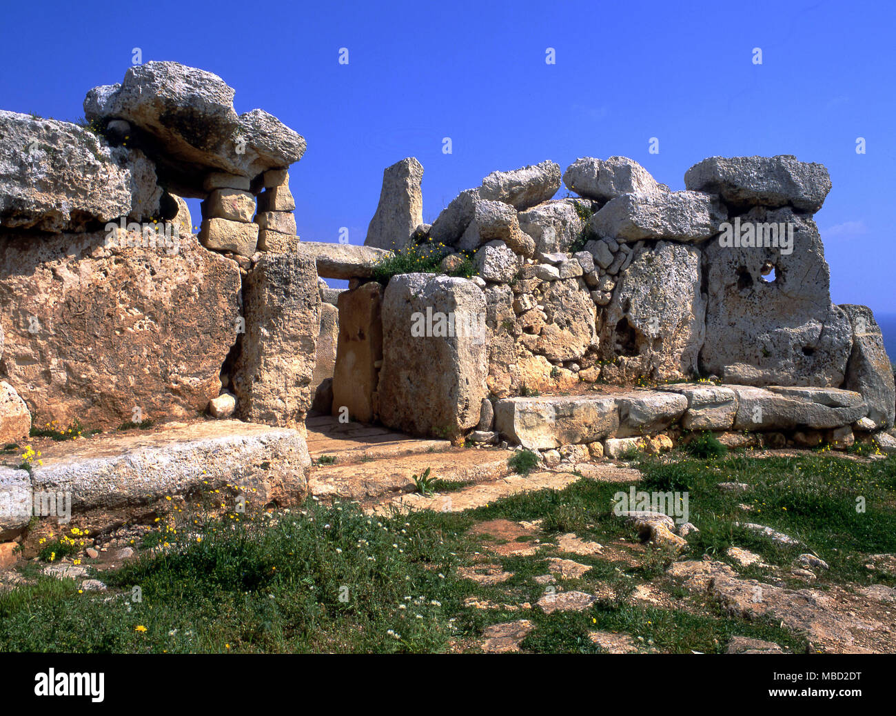 Malta. Vista orientale dell'antico tempio preistorico di Mnajdra. Foto Stock