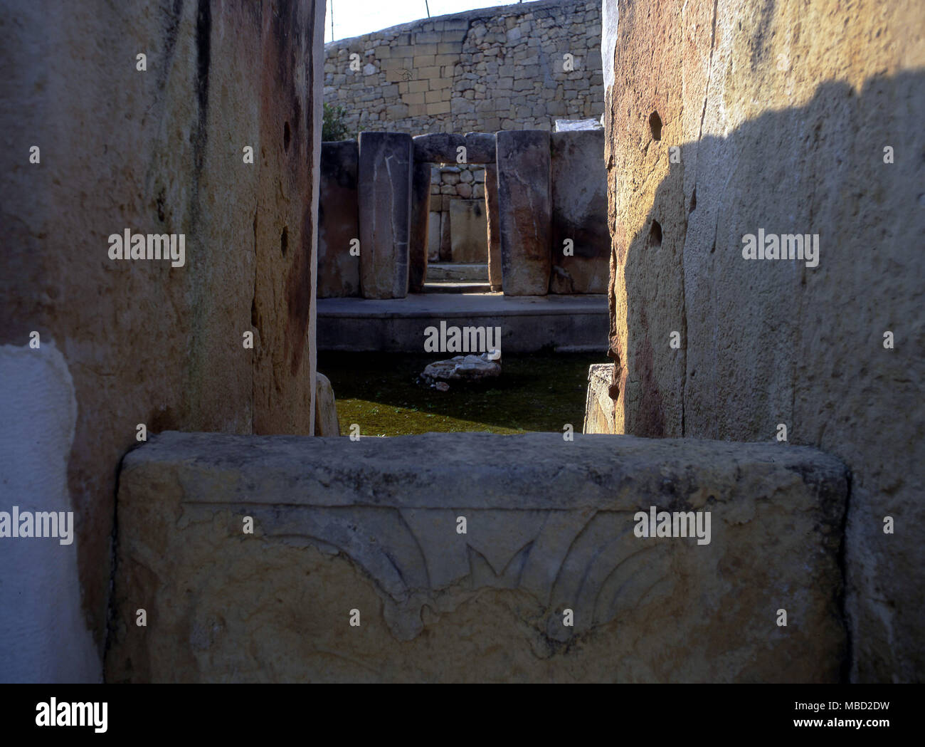 Malta. Massicce mura e altare (l'ingresso professional) nel tempio preistorico di Tarxien a. c.3,500 BC Foto Stock