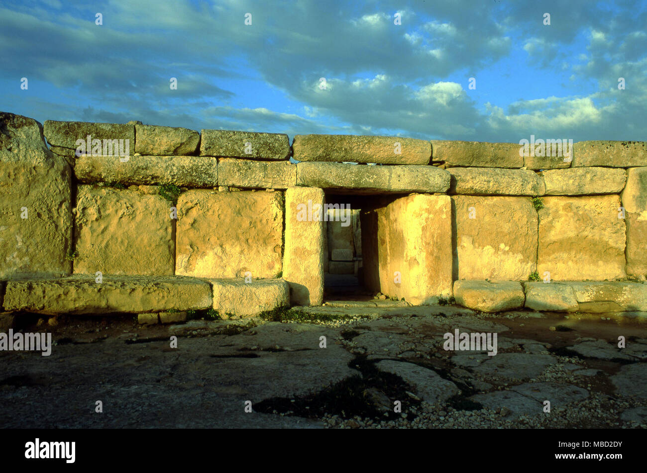 Malta. Parte delle pareti di ingresso della preistoria Hagar Qim Tempio. c.3,500 BC. Visto da sud a sunrise. Foto Stock
