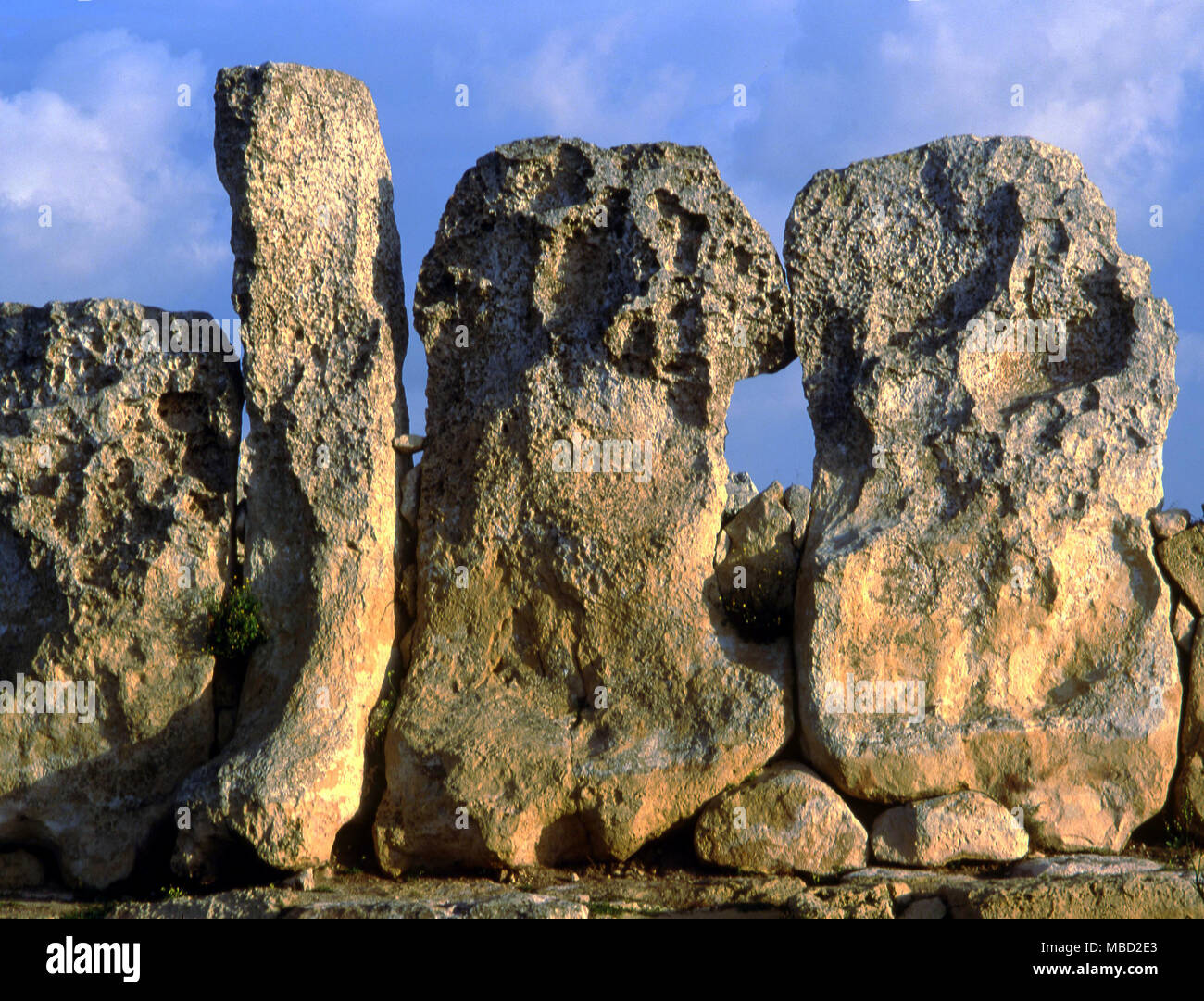 Malta. Parte delle massicce mura della preistoria Hagar Qim Tempio. c.3,500 BC. Visto da sud a sunrise. Foto Stock