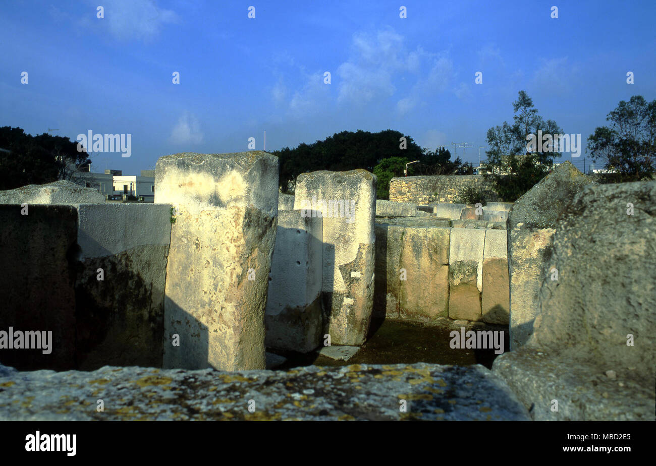 Malta. Antico tempio preistorico a Tarxien. La finestra orientale, che ha consentito il solstizio alla luce di entrare. Foto Stock