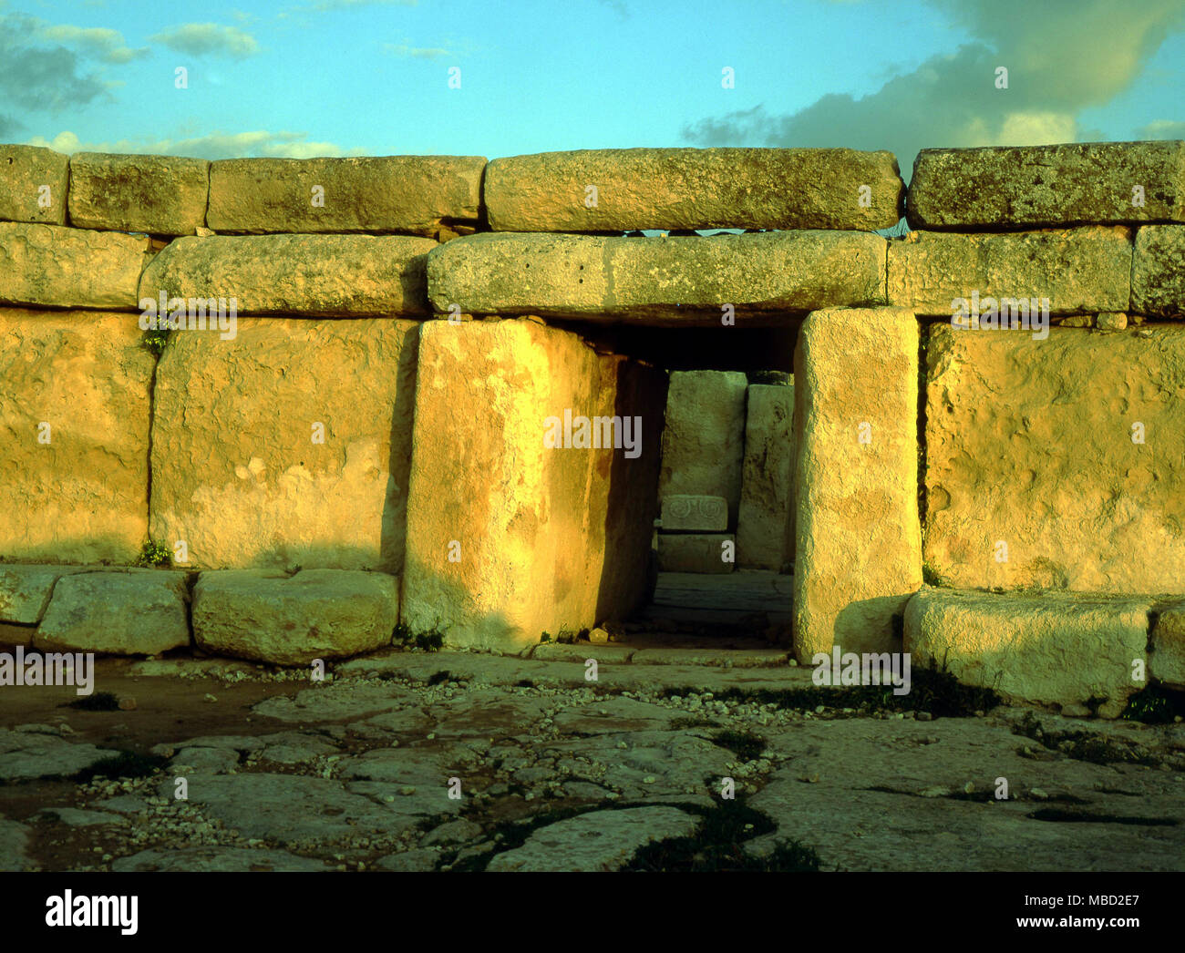 Malta. Parte delle pareti di ingresso della preistoria Hagar Qim Tempio. c.3,500 BC. Foto Stock