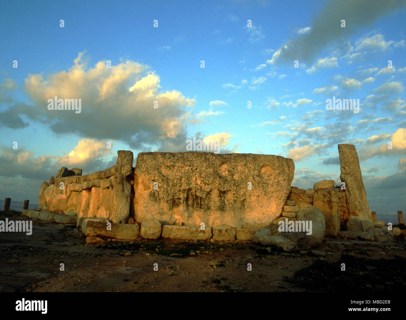 Malta. Vista esterna della preistoria Hagar Qim Tempio. c.3,500 BC. Foto Stock