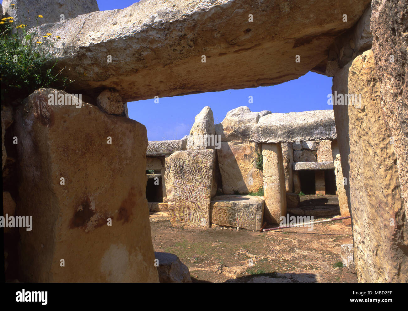 Malta. L'antico tempio preistorico di Mnajdra. Vista esterna attraverso il principale ingresso orientale nel sud della camera. Foto Stock