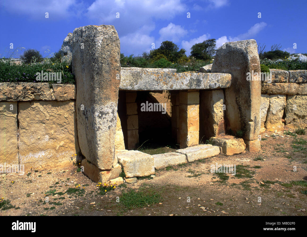 Malta. L'antico tempio preistorico di Mnajdra. Vista interna del western altare, nella parte posteriore della camera di meridionale. Foto Stock