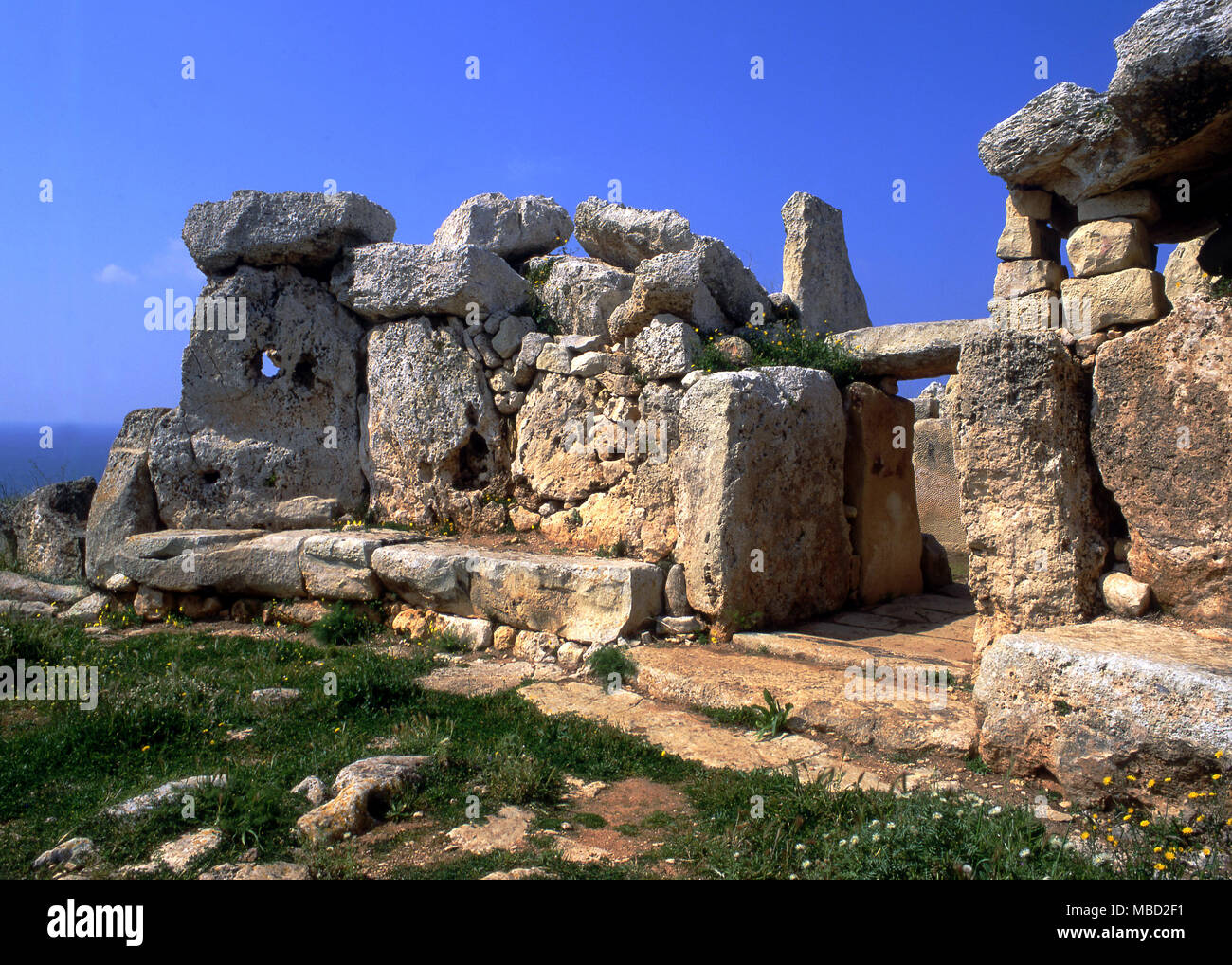 Malta. Vista orientale dell'antico tempio preistorico di Mnajdra. Foto Stock