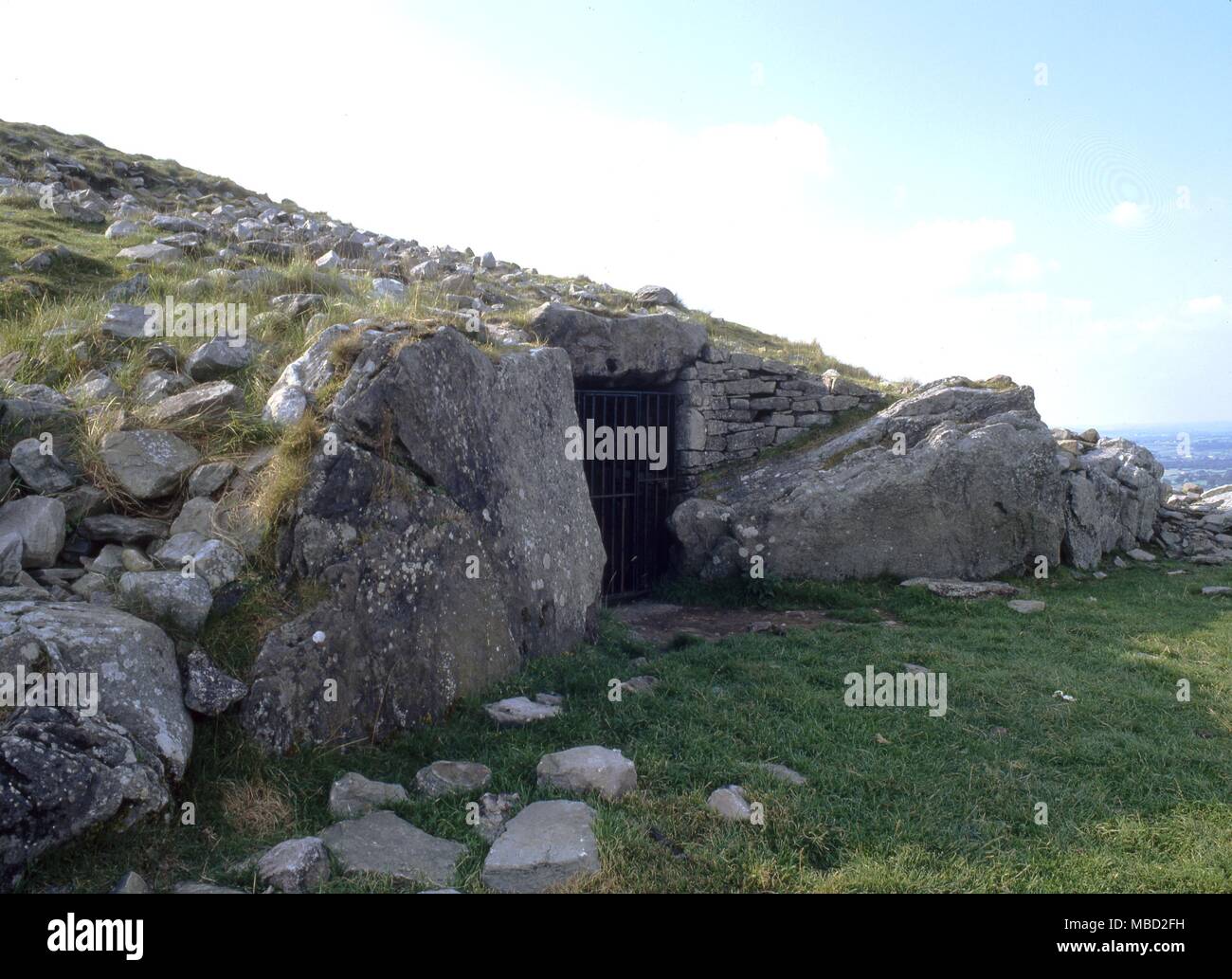 Ingresso e passaggio in prehistoic cairn T a Loughcrew in Irlanda. Esso è orientato all'alba del solstizio d'inverno, che illumina un simbolo pietra all'estremità del canale di passaggio. c.3,000 BC Foto Stock